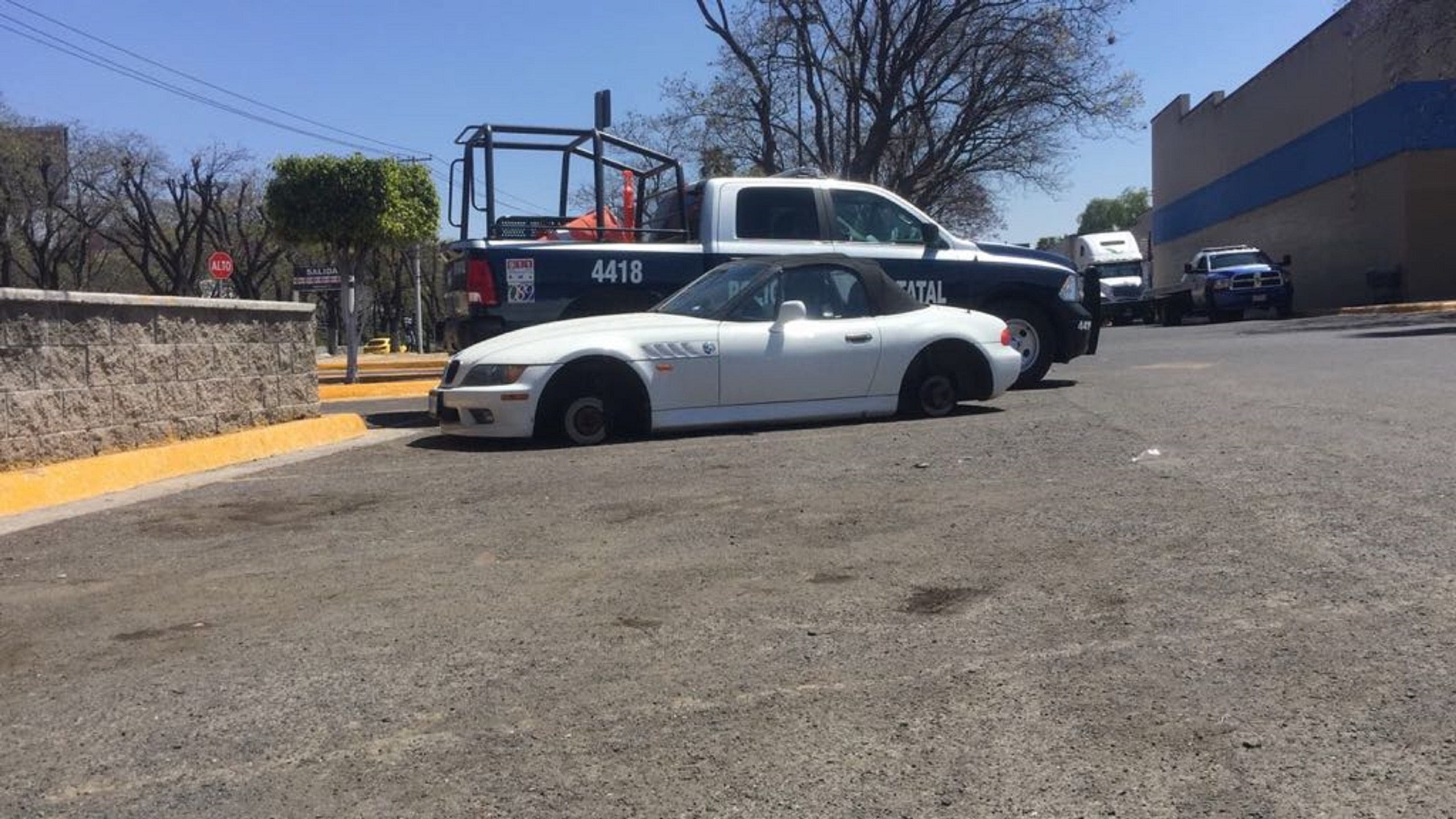 Roban llantas de vehículo de lujo en Querétaro