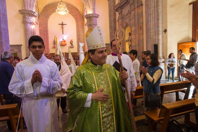 Candidatos deben servir al pueblo, sin sueldazos: obispo