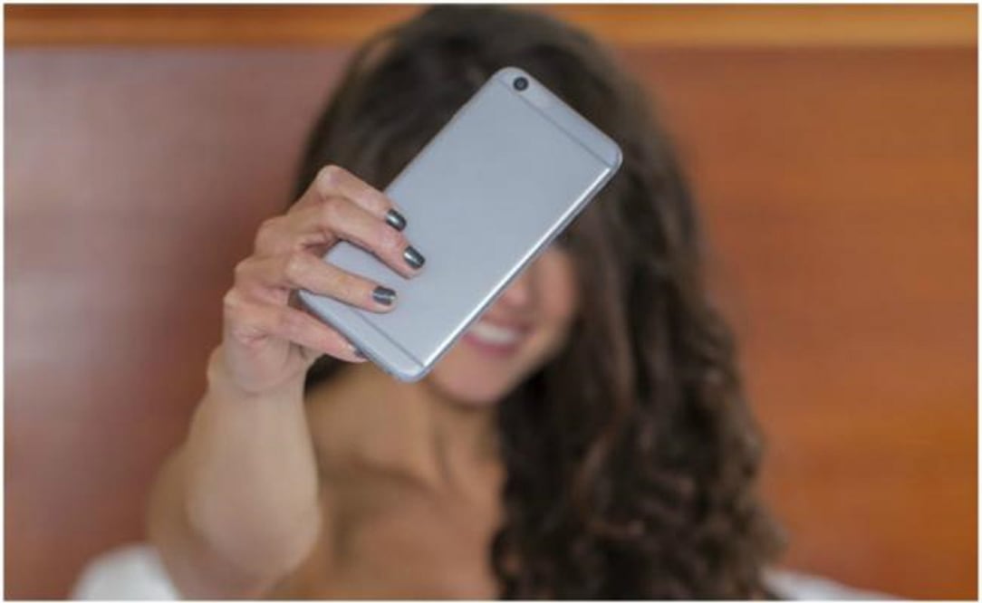 El sexting es una manera de expresar los deseos sexuales entre parejas casadas, aunque puede ser una mala idea por los "ataques de hackeo"