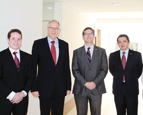 Reciben a diplomático alemán