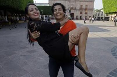 “Aún siento miedo de mostrar afecto a mi pareja”