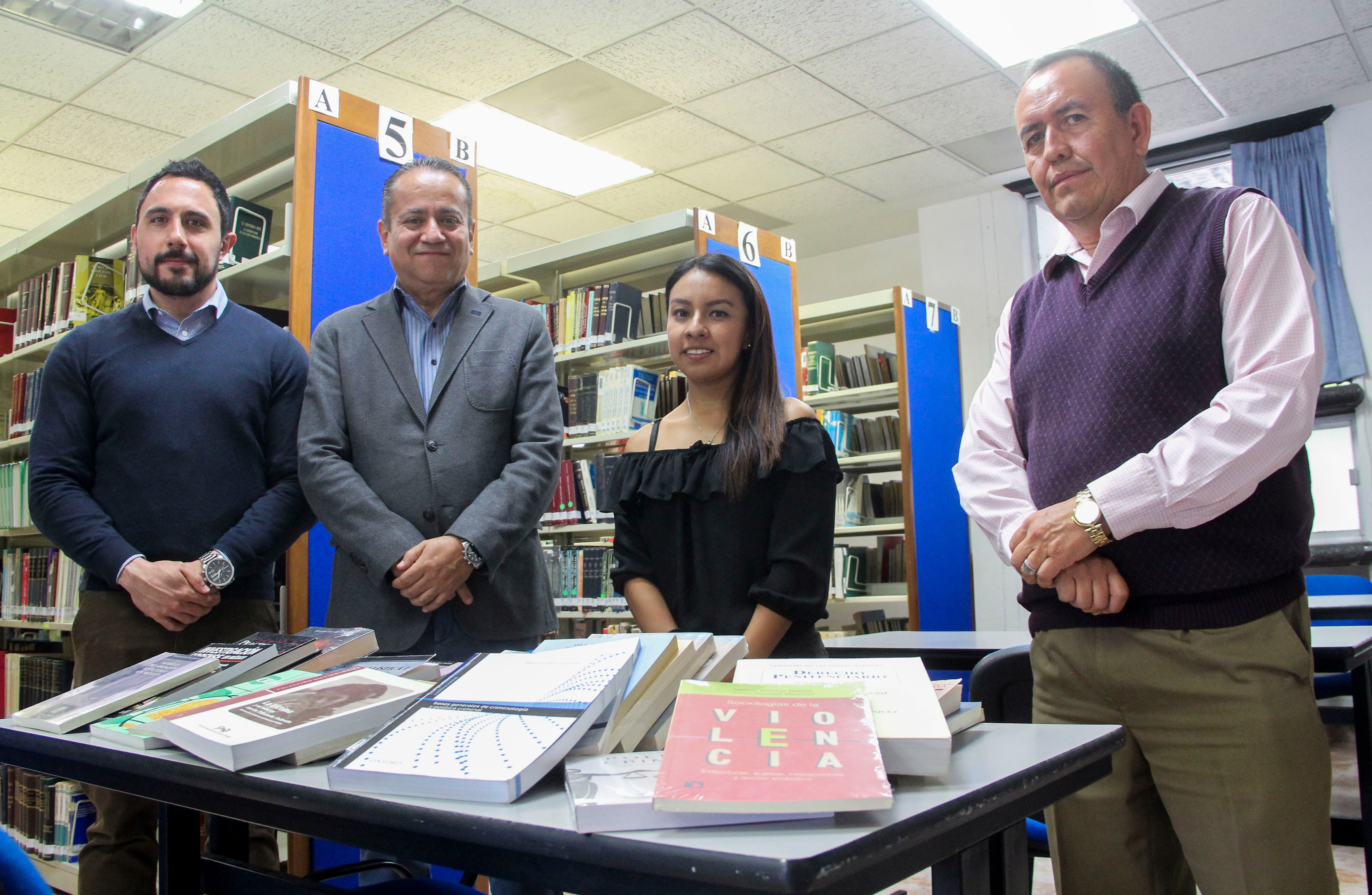 Donan 40 libros a facultad de  la UAQ 