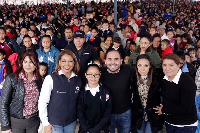 Entregan becas en Corregidora