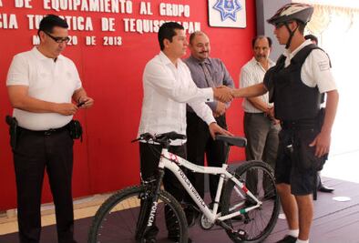 Dan equipo a policía turística de TX