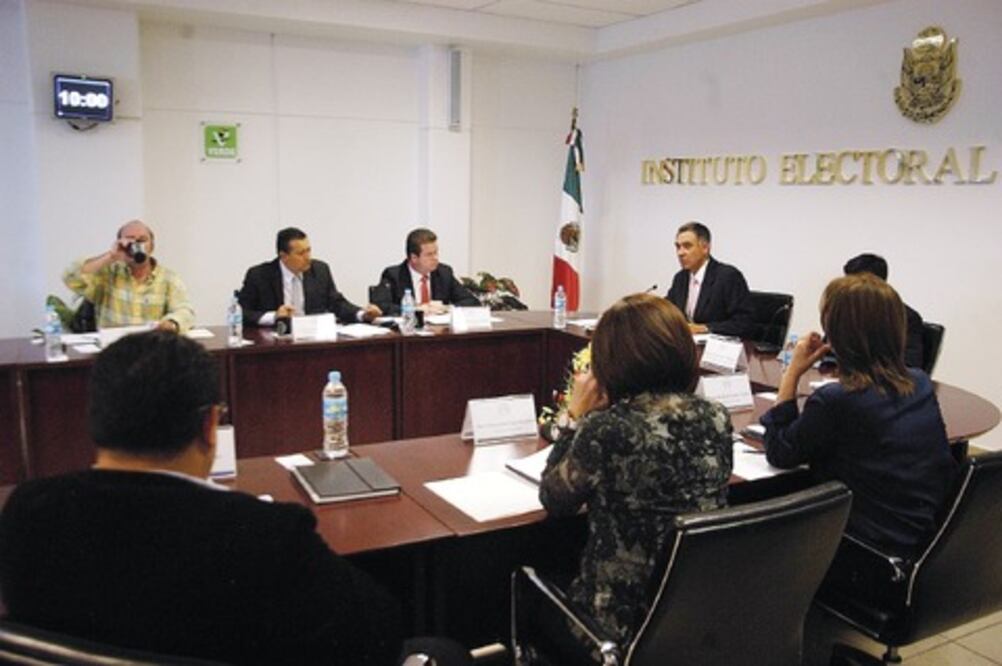 Mujeres votan más que los hombres