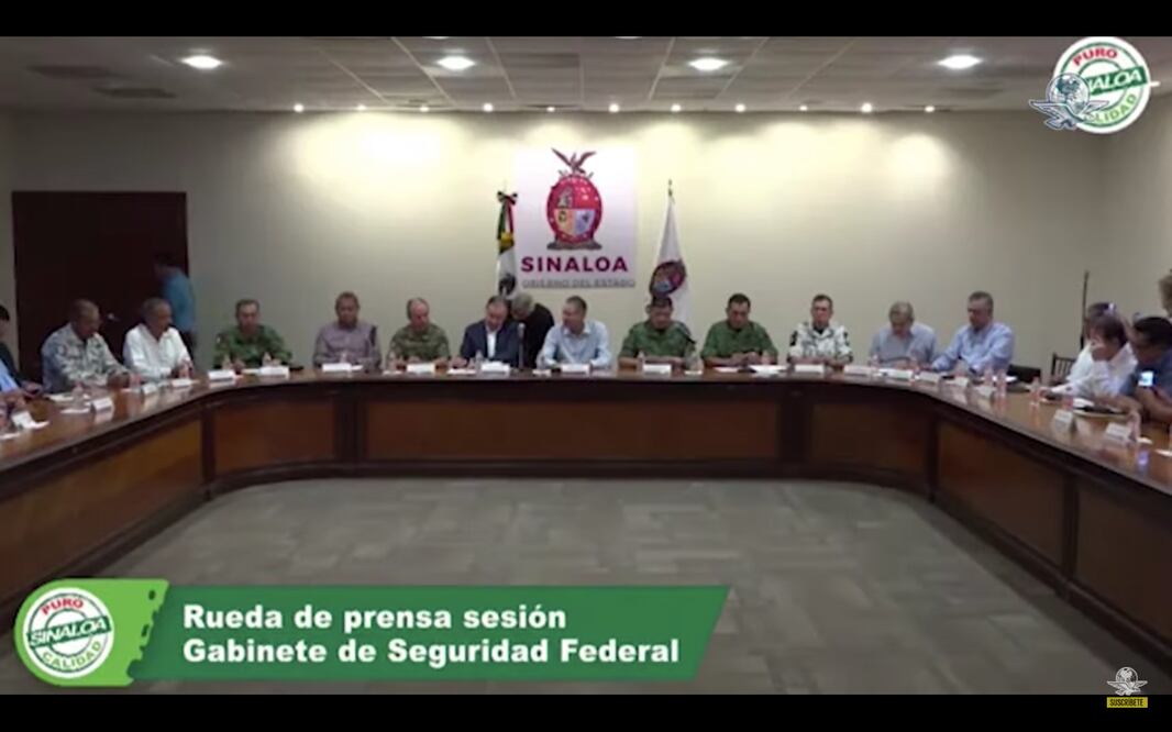 Un civil armado, con chalec que dice Marina vigila una calle de Culiacán, Sinaloa. Foto: AFP