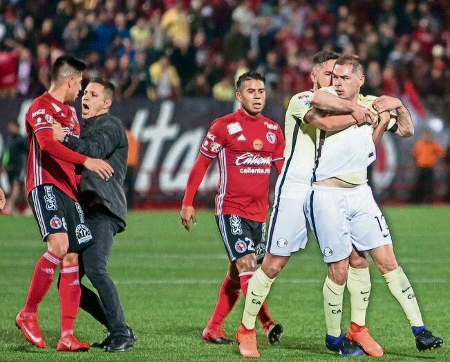 Finalmente, el castigo para Pablo Aguilar (12) del América, será de un año más una multa económica por la presunta agresión. (IMAGO7)