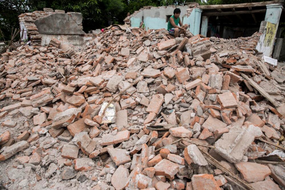 Con asombro, el joven Eduardo arribó a su querido Juchitán; la ciudad fue sacudida por el sismo de 8.2 grados el pasado jueves. (CHRISTOFER ROGEL BLANQUET)