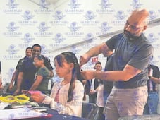 Entre peinados con brillos y spray, padres fortalecen lazos con sus hijas en Corregidora