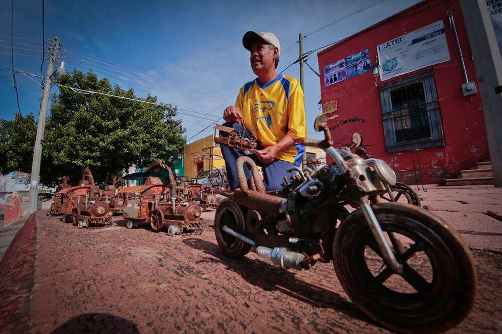 León, de 52 años de edad, lleva cuatro años dedicado a construir artesanías con fierro oxidado y todo tipo de chatarra. “Hacer una pieza es muy complicado, porque hay que tener precisión en las medidas”, señala (VÍCTOR PICHARDO)