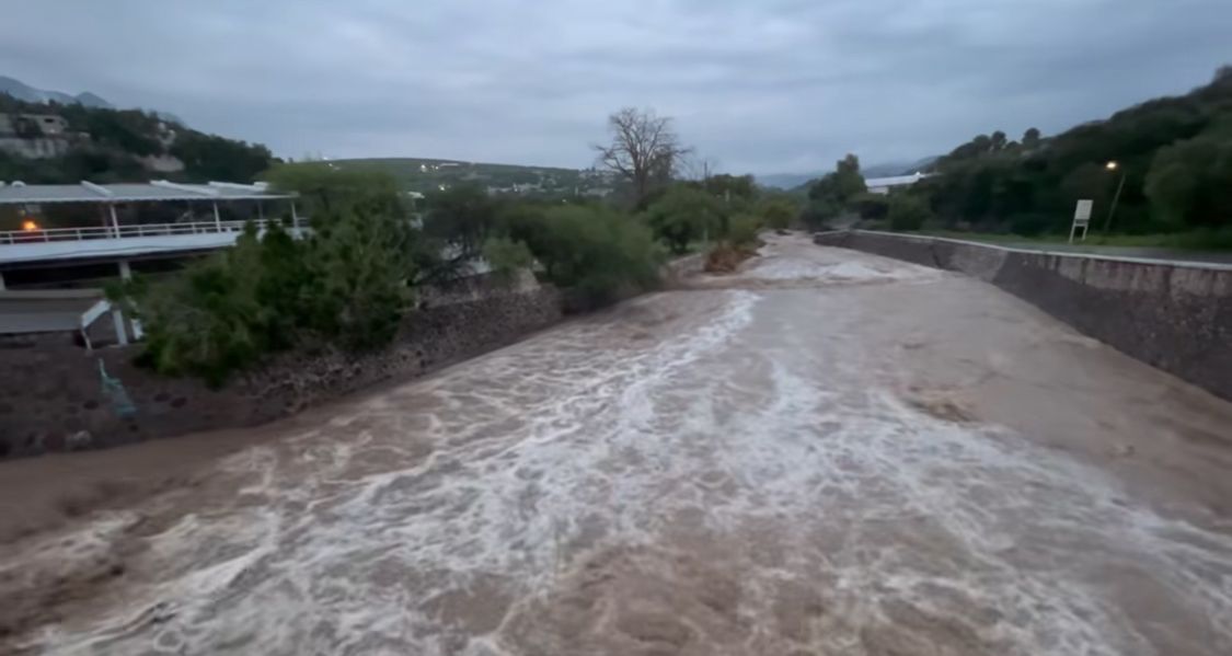 Menor pierde la vida al ser arrastrado por la corriente de un río en Tolimán