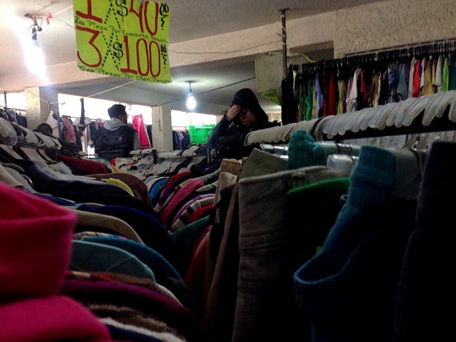 Empresarios textiles indican que 80% de la ropa que entra a México es el sobrante de cadenas comerciales que se vende como si fueran prendas usadas (ARCHIVO EL UNIVERSAL)