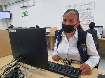 "Mi ceguera no es obstáculo". Fabiola atiende llamadas de emergencia en el 070