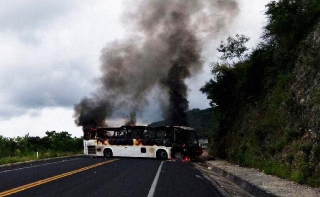Comando asalta e incendia autobús en Guerrero
