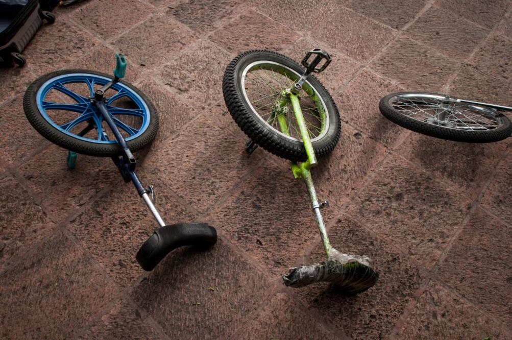 Se trabajan malabares, acrobacia, pulsadas, trabajan en zancos.