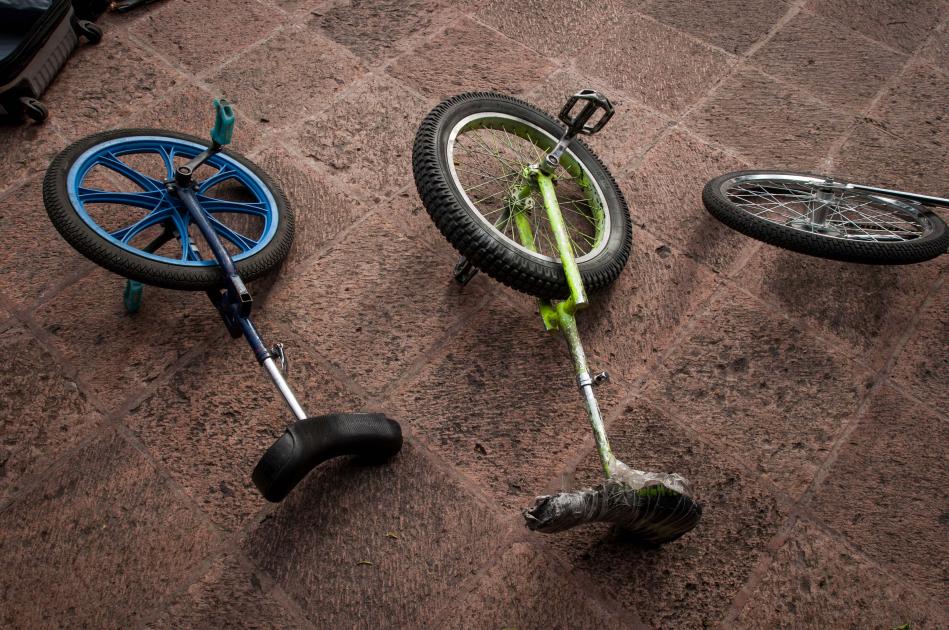 Se trabajan malabares, acrobacia, pulsadas, trabajan en zancos.