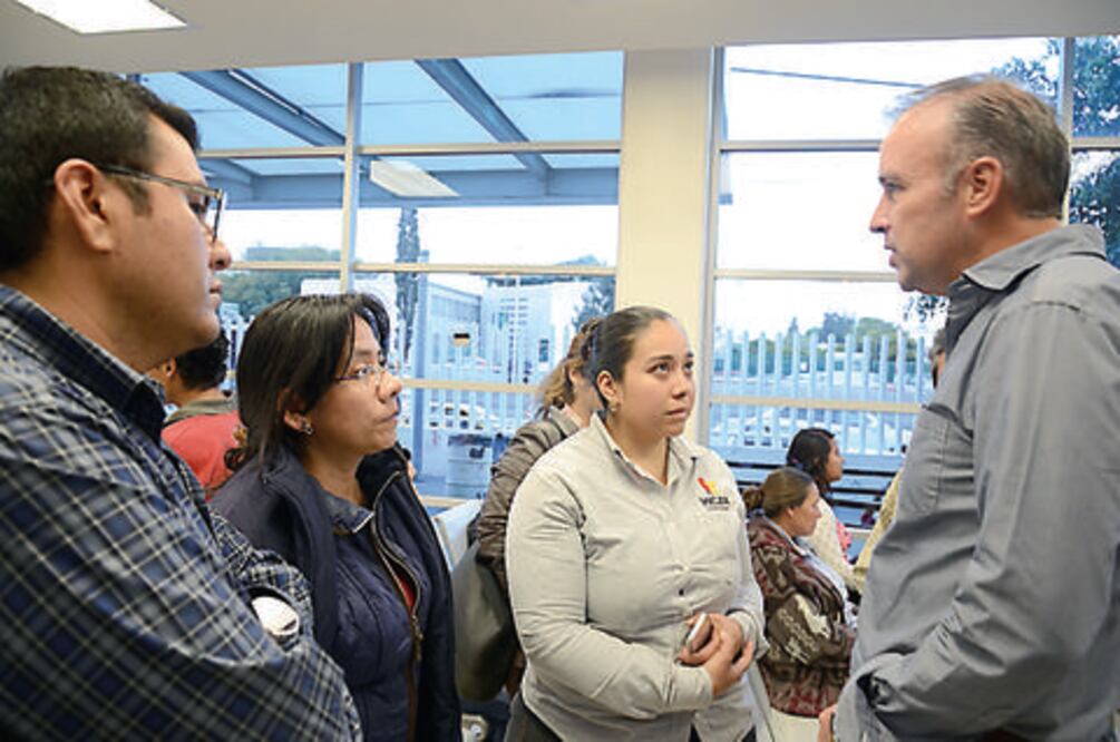Grave, policía que cayó de patrulla