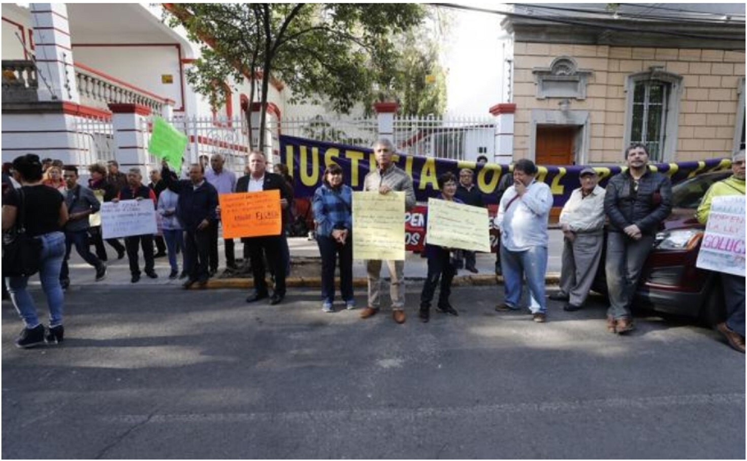 Protestan jubilados en casa de transición de AMLO
