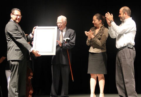 Homenaje a fundador de Escuela de Laudería