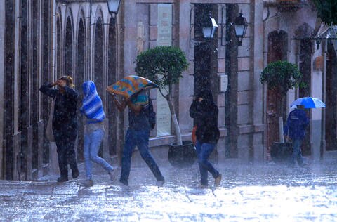 Descartan daños por tormenta Earl
