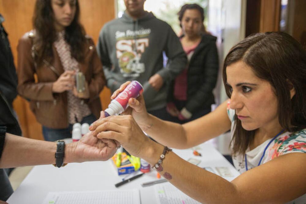 La Comisión recibió durante la jornada de elección, del martes 24 de octubre, cuatro presuntas irregularidades, de las cuales una está en análisis en la que señala una supuesta intromisión de integrantes de Acción Nacional (FOTOS DEMIAN CHÁVEZ. EL UNIVER)