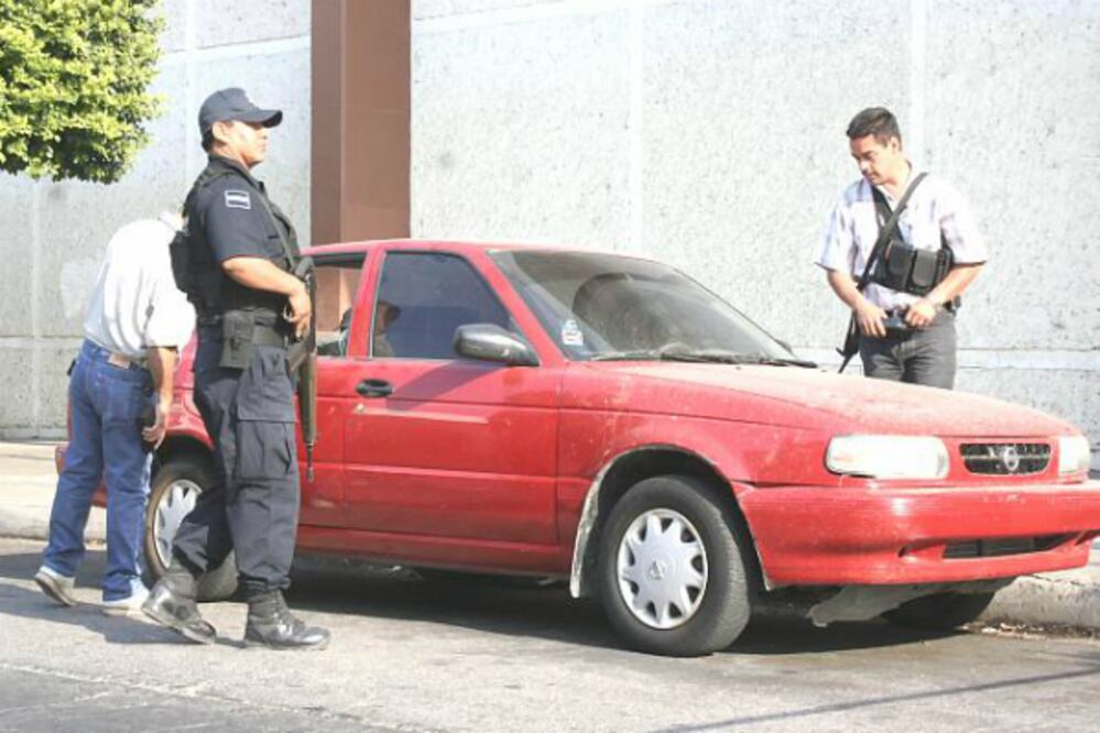Aseguran a presuntos robacoches en SJR