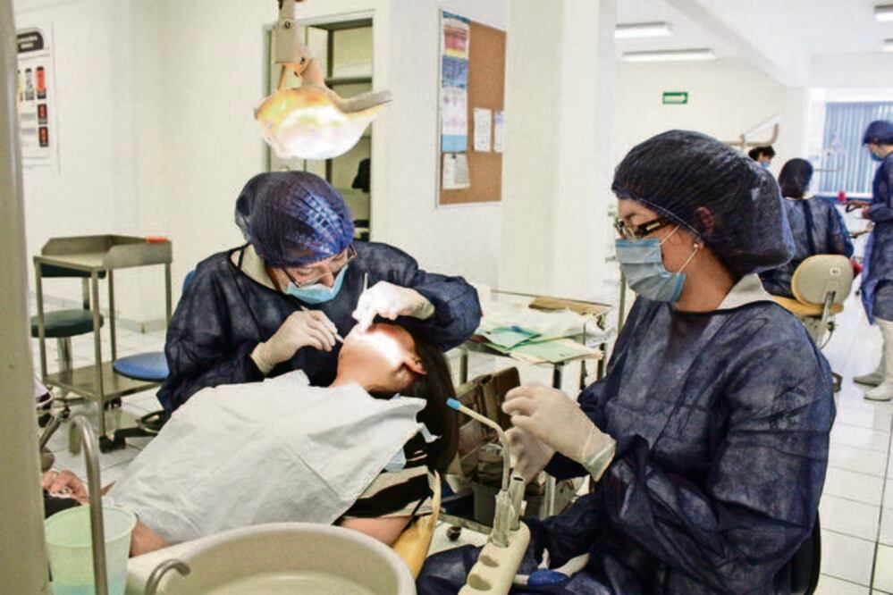 Médicos de la clínica acusan a la autoridad universitaria de retenerle pagos pendientes, además de que en los contratos no reconocen la antigüedad (ARCHIVO EL UNIVERSAL)