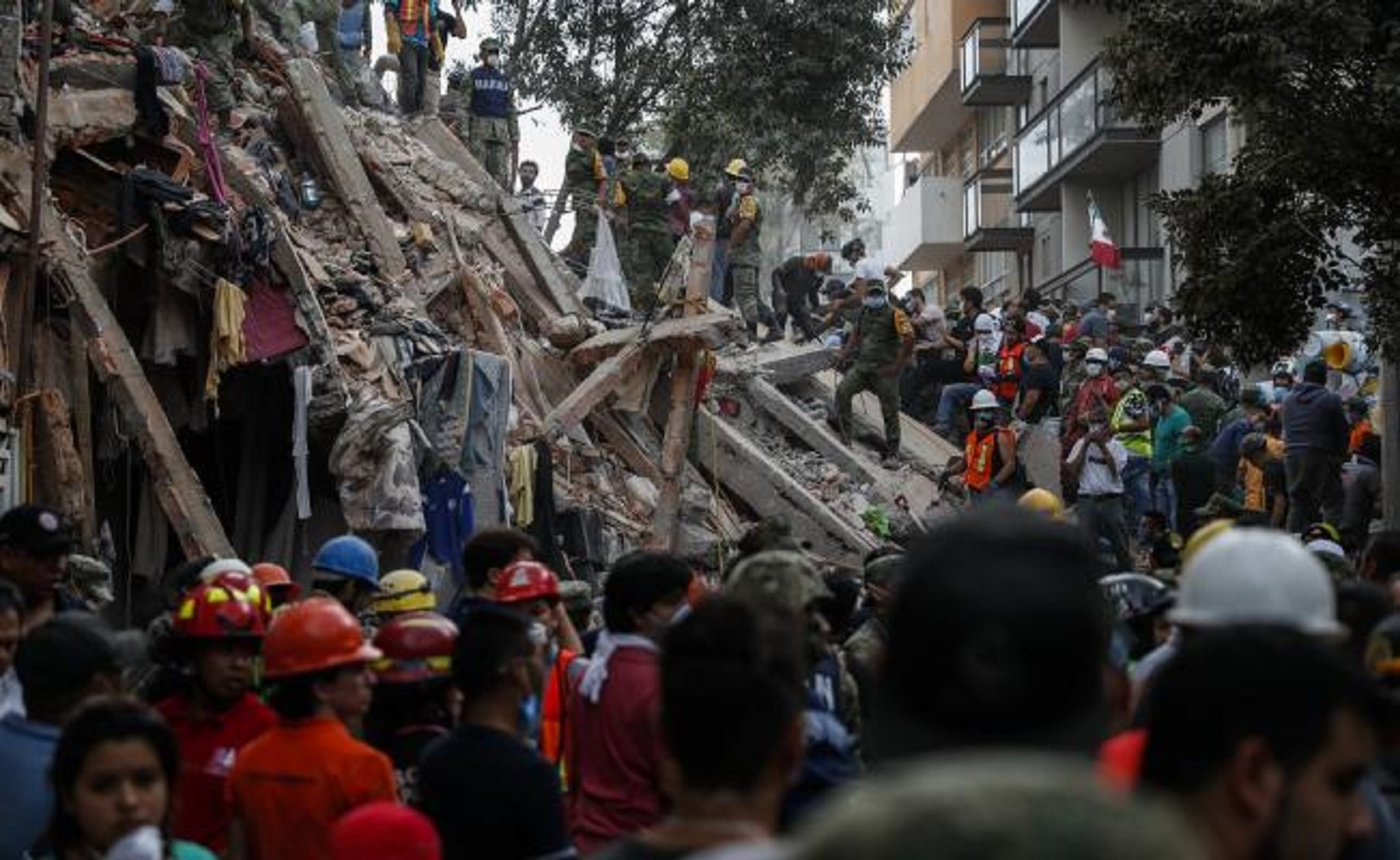 Aumenta a 225 personas fallecidas tras sismo de 7.1