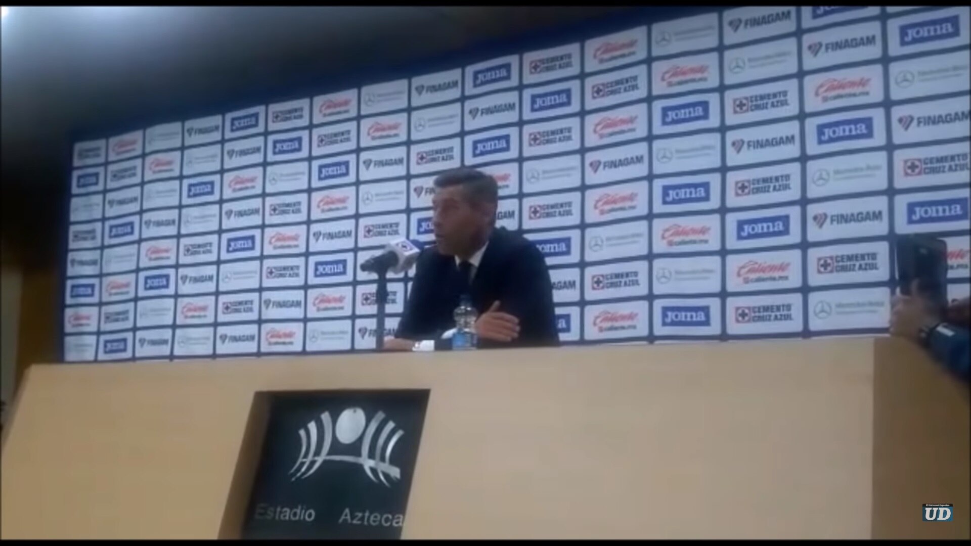 Peláez observó la conferencia de Caixinha | Sebastián García/EL UNIVERSAL