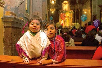 Más de 7 mil personas se unen a la procesión de los Farolitos