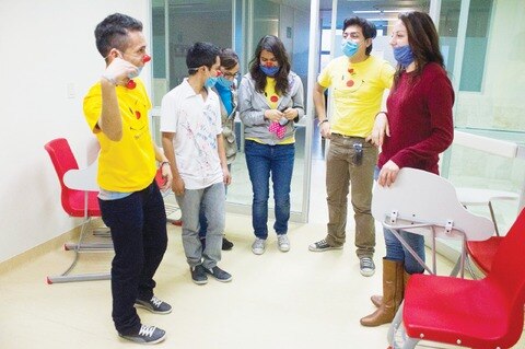Reparten sonrisas en los hospitales