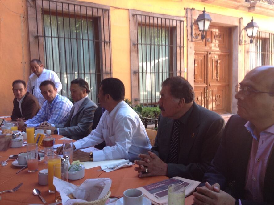 Muestran empresarios apoyo a Hugo Cabrera