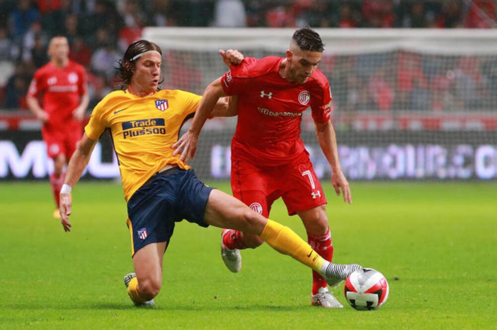 El brasileño Filipe Luis estuvo atento en zona baja y evitó los arribos de Diablos. (MARCOS DOMÍNGUEZ. IMAGO7)