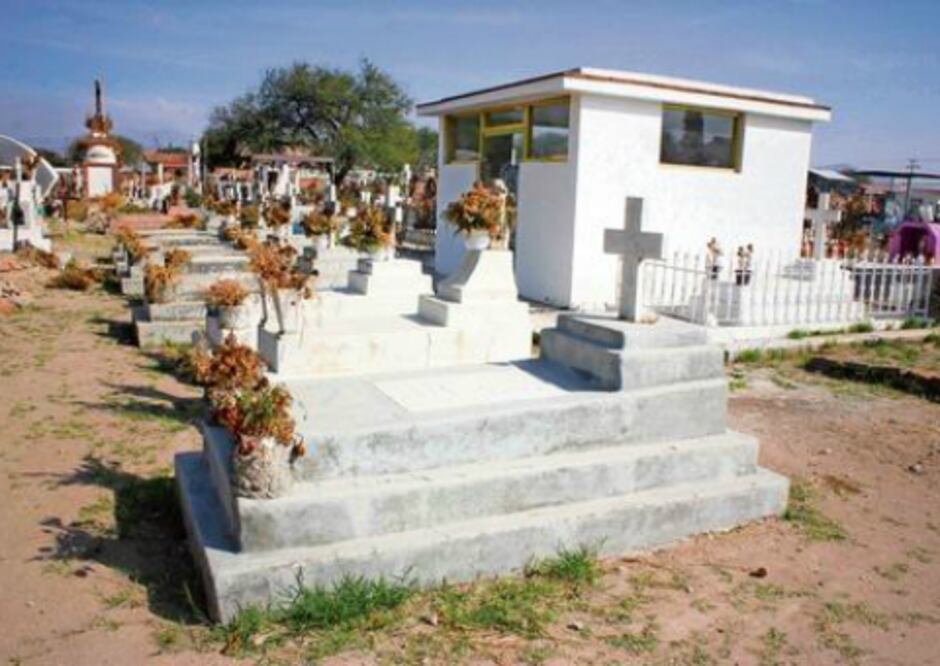 Vigilan los panteones