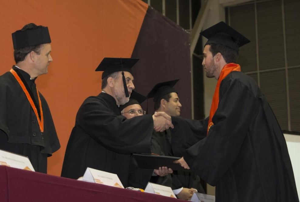 Alumnos de diversas licenciaturas de la Universidad Anáhuac compartieron su ceremonia de graduación con amigos y familiares