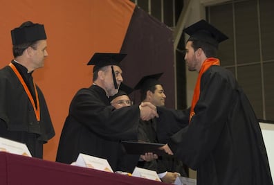 Birretes al aire en la Anáhuac