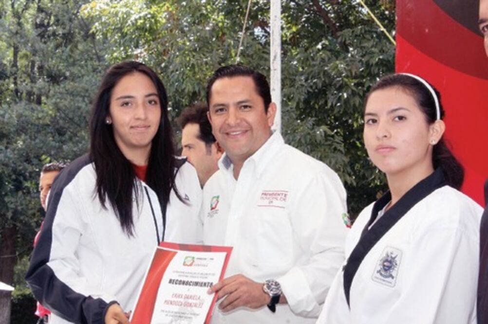 Entregan becas a deportistas en SJR