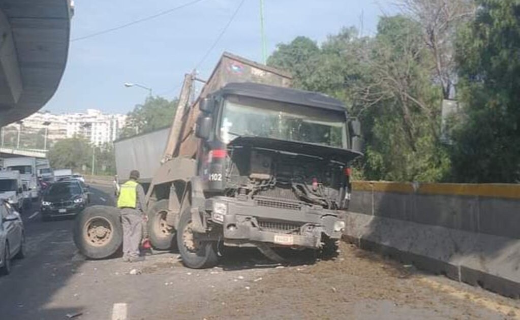 Choque de vehículos de carga colapsa la circulación en la autopista México-Querétaro