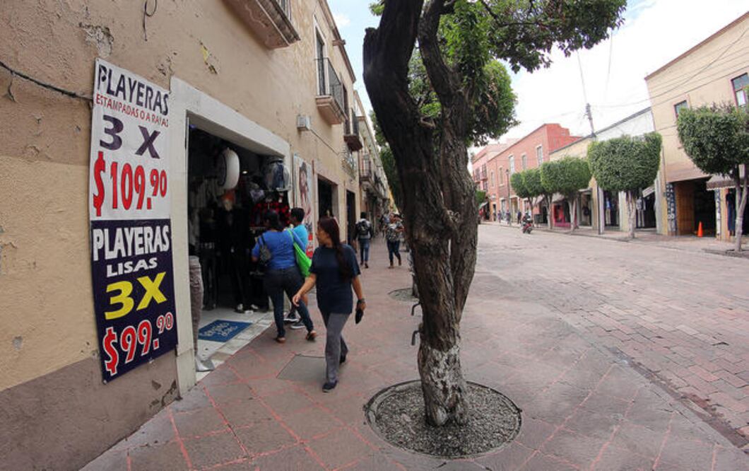 Con el nuevo reglamento, los comerciantes tendrán que modificar los anuncios en lonas o cartulinas, los que estén colgados en balcones y ventanas. (LUIS SÁNCHEZ. EL UNIVERSAL)