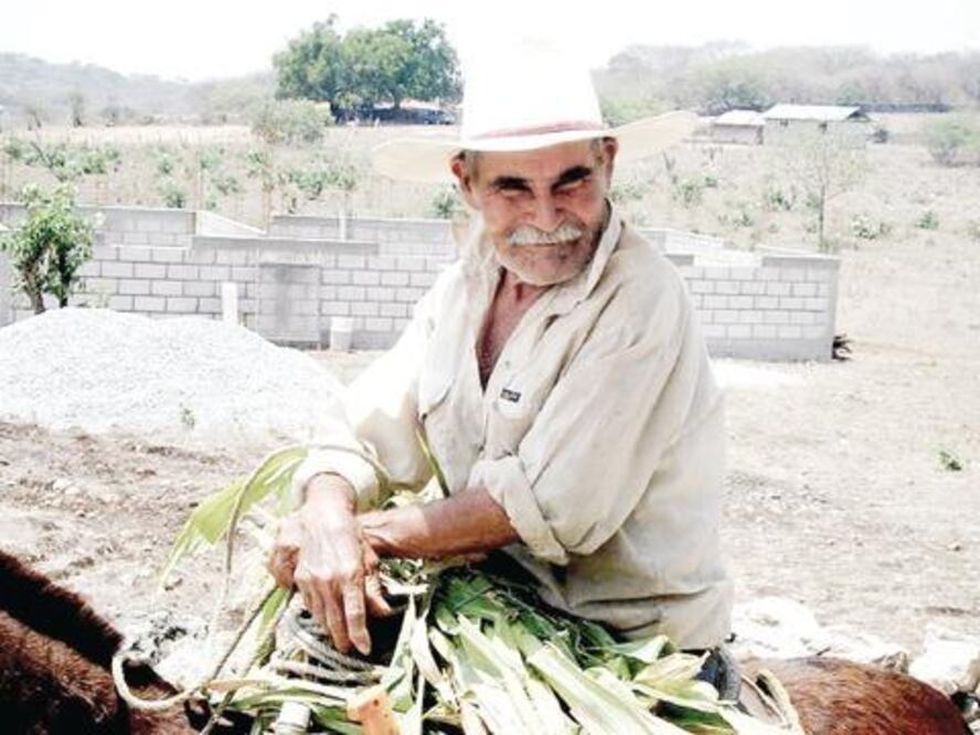 Amealco licita camino para comunidades