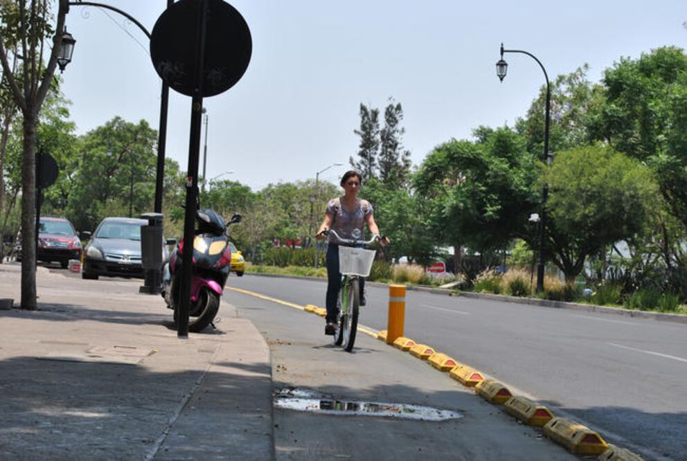 Ni conductores de transporte público ni particulares respetan la vía para ciclistas, incluso hasta comercios la ignoran, pues saben que no pasa nada si la invaden. (CÉSAR GÓMEZ. EL UNIVERSAL)