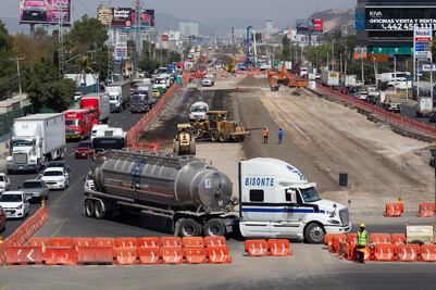 Transportistas tardan hasta 2 horas en cruzar el Paseo 5 de Febrero, en Querétaro