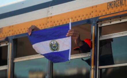 Nuevo grupo de migrantes parte de El Salvador rumbo a Estados Unidos