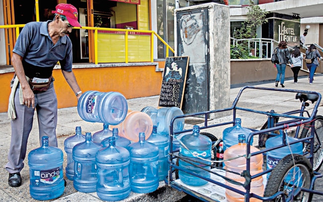 En México, 71% prefiere beber agua de botellas
