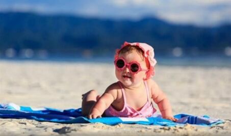 ¿Los bebés deben usar lentes de sol?