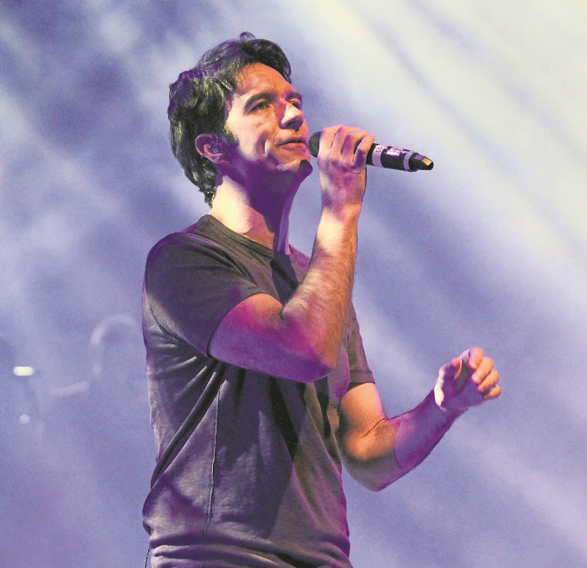 Leonardo de Lozanne se reinventa  con “Polvo cósmico”