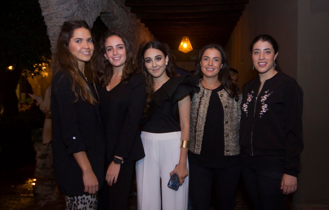 Daniela Galván en compañía de sus invitadas  (Fotos: Luis Sánchez)