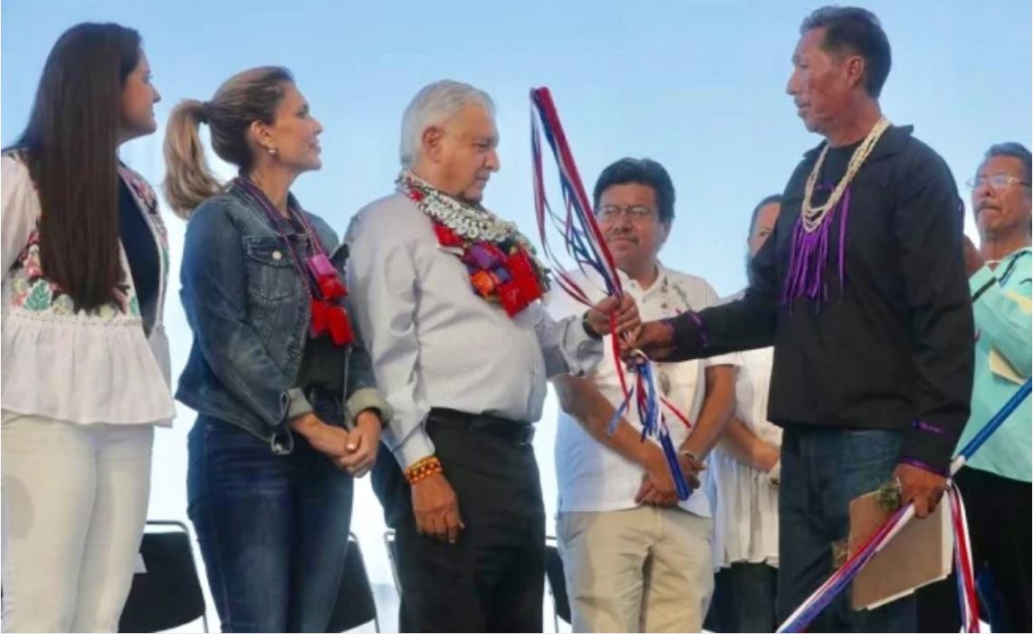 AMLO pide a pueblos originarios explotar recursos de manera responsable