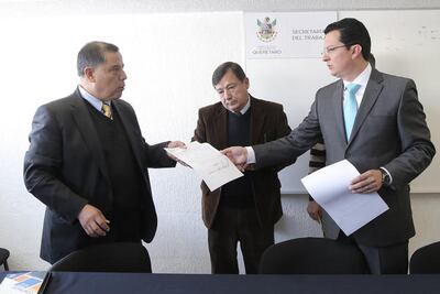 Autoridades de la UAQ plantan a Saúl García