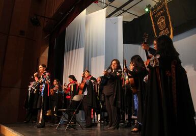 Jóvenes muestran su talento musical